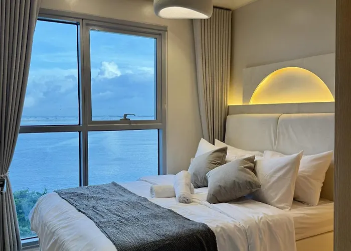 Apartahotel Panoramic Seaview 2br Near Airport Facing The Bay 6g 4*